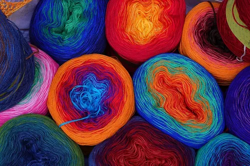 Rainbow yarn for knitting, display in front of a needlework shop in Graz, Austria
Español: Hilo arcoíris para tejer, expuesto frente a una