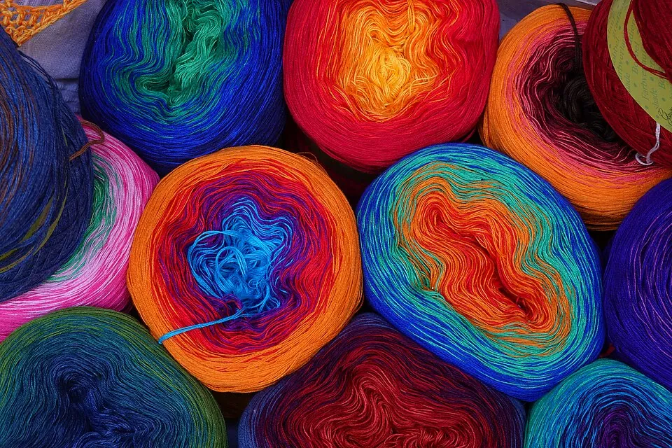 Rainbow yarn for knitting, display in front of a needlework shop in Graz, Austria
Español:  Hilo arcoíris para tejer, expuesto frente a una 