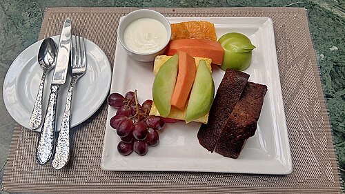 カフェのフルーツの盛り合わせ