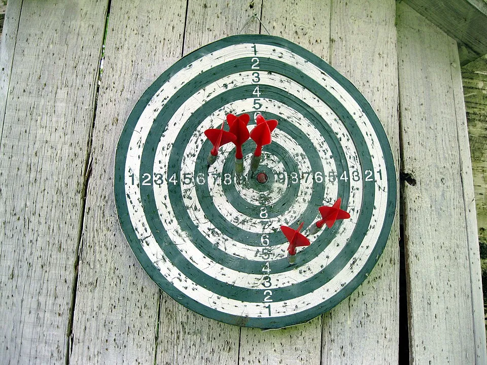 Tikkoja heitettynä tikkatauluun.